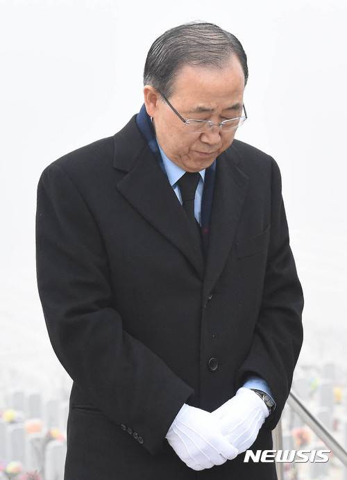【대전=뉴시스】함형서 기자 = 반기문 전 유엔사무총장이 19일 오전 대전 유성구 국립대전현충원 제2연평해전 전사자 묘역에서 참배를 하고 있다. 2017.01.19. foodwork23@newsis.com