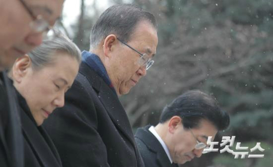 반기문 전 유엔 사무총장이 13일 오전 국립서울현충원 박정희 전 대통령 묘역을 찾아 참배하고 있다. (사진=박종민 기자)