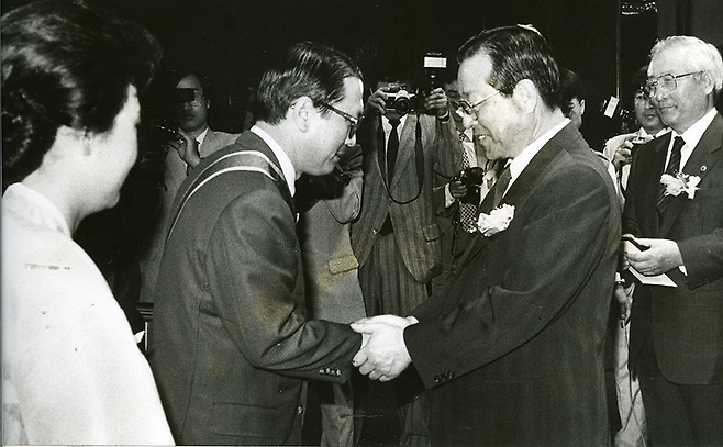 1990년 5월16일 열린 5.16민족상 시상식에서 김기춘 당시 검찰총장이 상을 받고 있다. ⓒ 연합뉴스