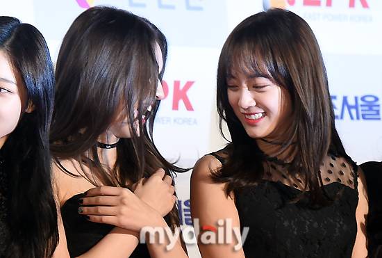 ▲김세정 '전소미 노출 의상을 향한 눈빛'