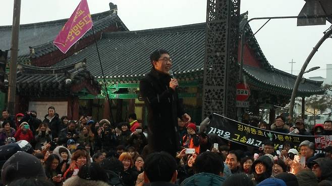 눈이 내리는 가운데 21일 오후 전주 객사앞에서 열린 만민공동회에서 김제동씨가 웃으며 말하고 있다.