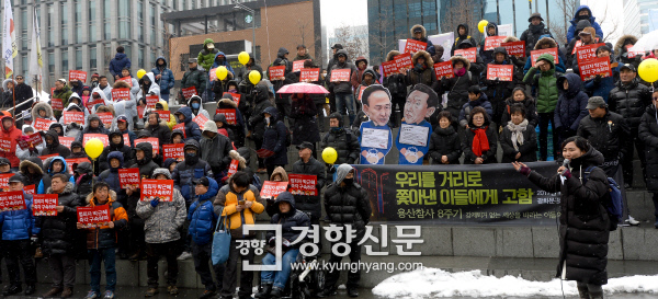 용산 참사 유가족과 시민들이 21일 서울 광화문광장에서 용산 참사 8주기 추모 행사를 열고 있다. 이석우 기자 foto0307@kyunghyang.com