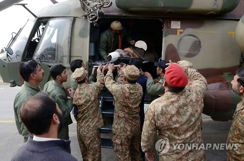 21일 파키스탄 페샤와르에서 군인들이 이날 쿠람 에이전시 파라치나르 지역 채소 시장에서 벌어진 폭탄 테러 부상자를 헬기에서 내리고 있다.[EPA=연합뉴스]