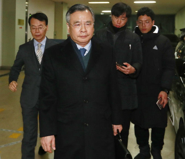 Independent counsel Park Yong-soo (center). Yonhap