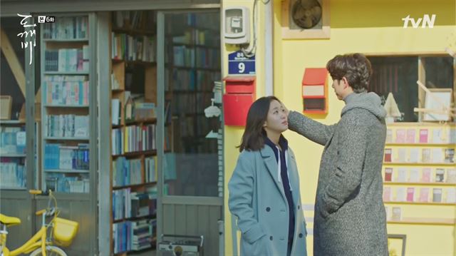 한미서점 앞에서 서로의 머리를 쓰다듬는 김신과 지은탁. tvN 방송 화면 캡처