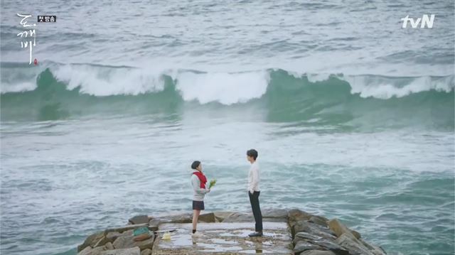 김신과 지은탁, 둘의 운명적인 만남. tvN 방송 화면 캡처