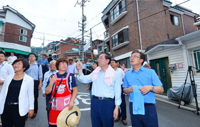지난해 7월 은평구 가좌로 산새마을을 찾은 박원순 서울시장이 주민들과 도시재생에 대해 얘기를 나누고 있다. [뉴시스]