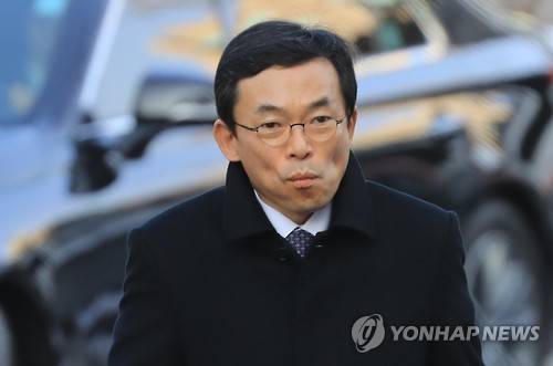 (서울=연합뉴스) 서명곤 기자 = 이승철 전국경제인연합회 상근부회장이 23일 오후 서울 종로구 재동 헌법재판소에서 열린 박근혜 대통령 탄핵심판 사건 8차 변론에 출석하기 위해 심판정으로 향하고 있다. 2017.1.23