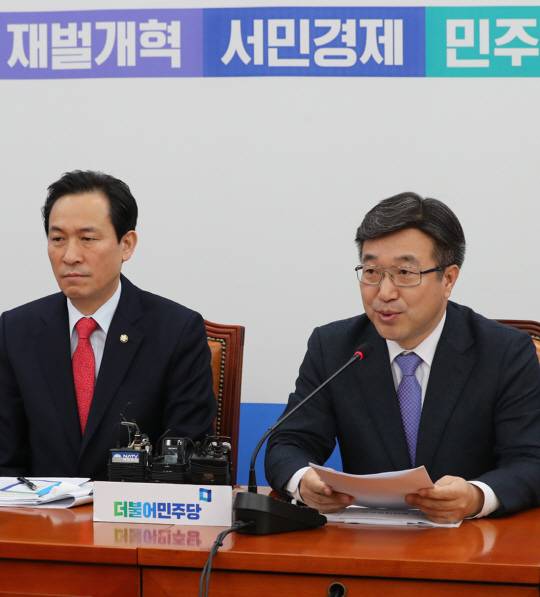 더불어민주당 윤호중 정책위의장이 24일 오전 국회에서 열린 원내대책회의에서 “정부가 어제 발표한 건보체계 개편안은 2년 전 건보 부과체계 개선 기획단이 마련했던 개편안과 전혀 다르지 않다”며 “ 2년 동안 왜 이 개편안의 발표 늦춰왔는지 그동안 고통을 받아온 국민의 고충 그 부담 이것을 해소하려고 하는 노력을 제대로 하고 있지 않았었단 점에 대해선 대단히 유감스러운 일” 이라고 밝히고 있다. /연합뉴스