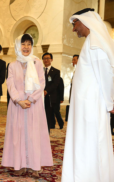 ⓒ연합뉴스 2015년 3월5일 박근혜 대통령이 아랍에미리트의 그랜드 모스크를 방문해 설명을 듣고 있다. 박 대통령은 아랍 여성들에게 스카프에 해당하는 ‘쉴라’를 착용했다.