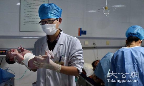 중국 정부의 출산정책 변화로 작년 출생인구가 늘었으나 아직도 더 낳을 여지가 충분하다는 전문가 의견이 나왔다. 광둥성 선전시 한 병원의 출산 장면.