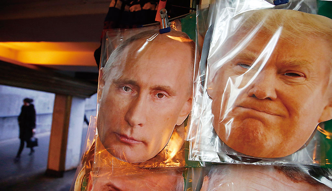 2016년 12월23일 러시아의 한 선물가게에 블라디미르 푸틴 러시아 대통령과 도널드 트럼프 미국 대통령 당선인의 가면이 나란히 진열돼 있다. 위 서류는 35쪽 분량의 ‘트럼프 의혹 정보’ © AP 연합