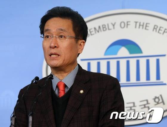 함진규 새누리당 홍보본부장이 26일 서울 여의도 국회 정론관에서 새누리당 당명 공모 1차 후보당명을 발표하고 있다. 2017.1.26/뉴스1 © News1 송원영 기자