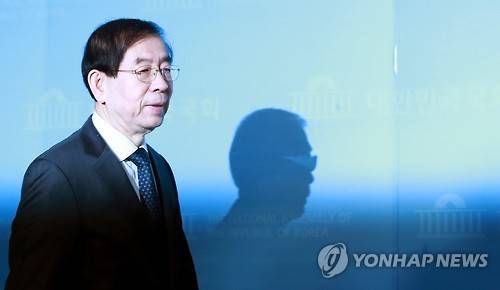 대선 불출마 박원순 서울시장 (서울=연합뉴스) 홍해인 기자 = 박원순 서울시장이 26일 오전 서울 여의도 국회 정론관에서 대선 불출마 선언을 하기 위해 마이크 앞으로 향하고 있다. hihong@yna.co.kr