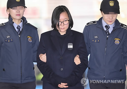 최순실 씨의 조카 장시호 씨가 26일 오후 조사를 받기 위해 서울 강남구 대치동 특검 사무실로 들어서고 있다.