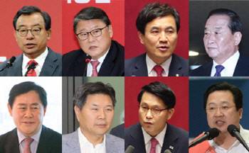 새누리당 비상시국위원회가 지목한 친박계 8인 - 이정현 새누리당 대표, 조원진 최고위원, 김진태 의원, 서청원 전 대표, 이장우 최고위원, 윤상현 의원, 홍문종 의원, 최경환 전 경제부총리(왼쪽 위부터 시계방향으로)