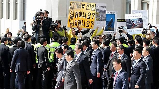 2014년 10월 29일. 세월호 유족들의 면담 요구를 거부한 박근혜 대통령이 유족 옆을 지나치고 있다.