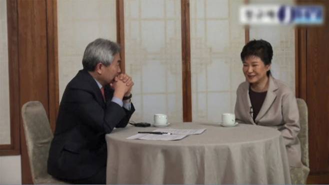 지난 1월 25일. 인터넷방송 정규재TV와 인터뷰하는 박근혜 대통령. 세월호 7시간 행적에 대해서는 밝히지 않았다.