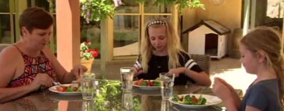 12주간 지중해식 식단을 먹는 실험에 참가해 우울증이 크게 나아졌다는 사라 키블(왼쪽)./사진=ABC뉴스 캡처.