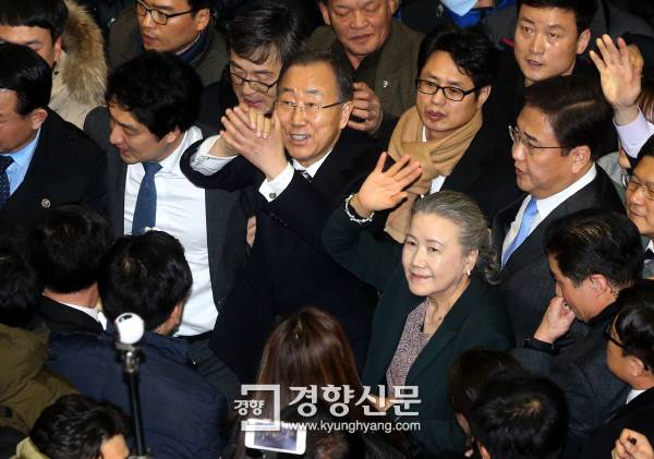 귀국한 반기문 전 유엔총장이 12일 서울역에서 시민들에게 손을 흔들고 있다. 김창길 기자 cut@kyunghyang.com