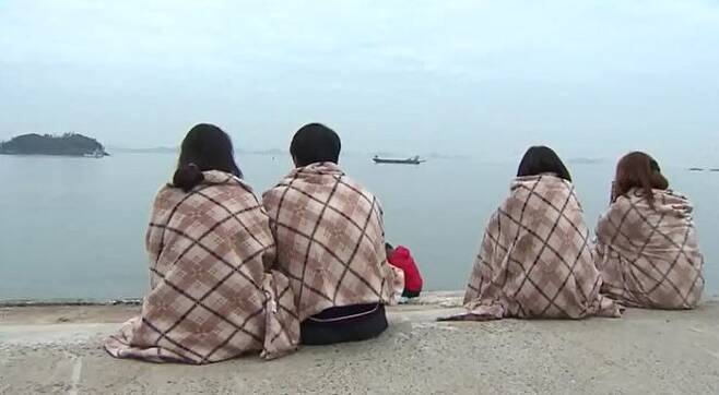 4월 16일 팽목항에 앉아 바다를 바라보는 가족들 / 출처: SBS 보도국 촬영 영상 아카이브
