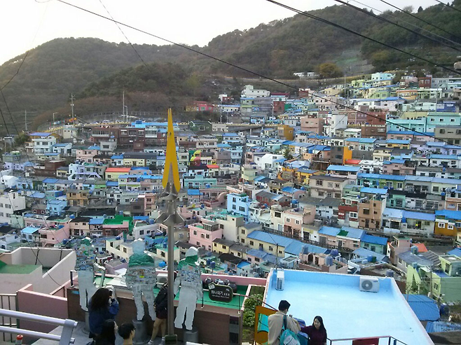 1920년대 만들어진 산동네 마을인 부산 사하구 감천동의 감천문화마을. 2009년 공공미술프로젝트에 참여하면서 유명세를 얻기 시작했다. ⓒ 김지나 제공