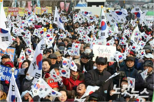 보수단체 회원들이 탄핵반대 집회를 갖고 태극기를 흔들고 있다. (사진=황진환 기자)