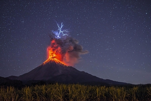 멕시코 클리마 화산에서 포착된 화산 번개