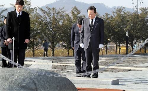 (김해=연합뉴스) 최병길 기자 = 정세균 국회의장이 4일 경남 김해시 진영읍 고 노무현 전 대통령이 잠든 너럭바위 묘소를 참배하고 있다. 2017.2.4 choi21@yna.co.kr
