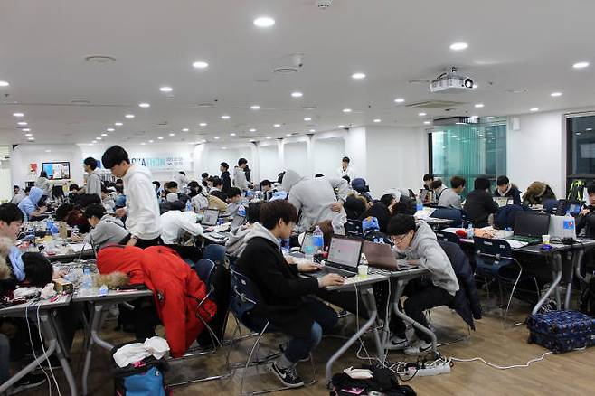 D3S 해커톤 대회에 참가한 고등학생들이 작업하고 있다. 이들은 무박 2일 일정으로 정해진 시간 내 개발물을 완성해야 한다.