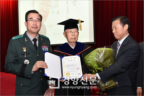 백선엽 예비역 대장이 2015년 10월 국방대학에서 명예 군사학 박사 학위를 수여받고 기념촬영을 하고 있다.
