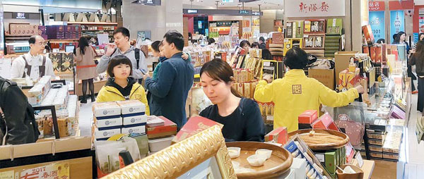 타이베이101 지하 1층 쇼핑몰에서 고객들이 쇼핑을 즐기고 있다. 타이베이101은 연간 방문객이 1000만명에 달할 정도로 대만의 랜드마크로 자리 잡았다. [타이베이 = 김유태 기자]