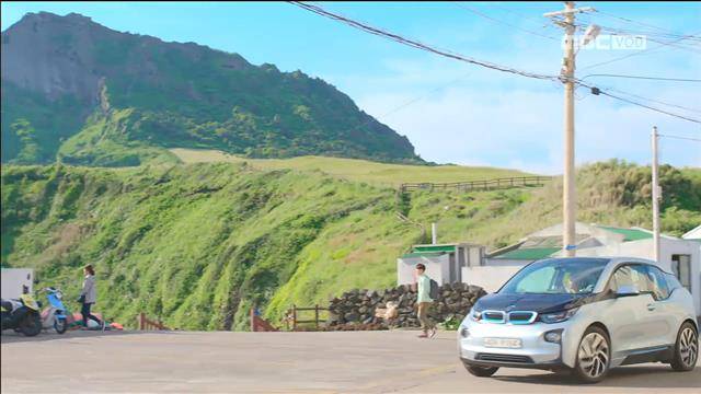 BMW코리아는 2015년 방영한 MBC 드라마 ‘맨도롱 또똣’에 BMW i3를 협찬했다. BMW i3는 극 중 주인공 역할을 맡은 배우 유연석의 자동차로 등장해 시청자의 눈길을 끌었다. BMW코리아 제공 BMW코리아는 2015년 방영한 MBC 드라마 ‘맨도롱 또똣’에 BMW i3를 협찬했다. BMW i3는 극 중 주인공 역할을 맡은 배우 유연석의 자동차로 등장해 시청자의 눈길을 끌었다. BMW코리아 제공