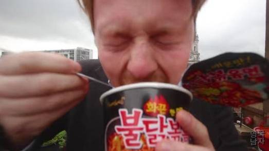 인기 유튜버 ‘영국남자’가 올린 불닭볶음면 시식 영상. / 유튜브 캡처