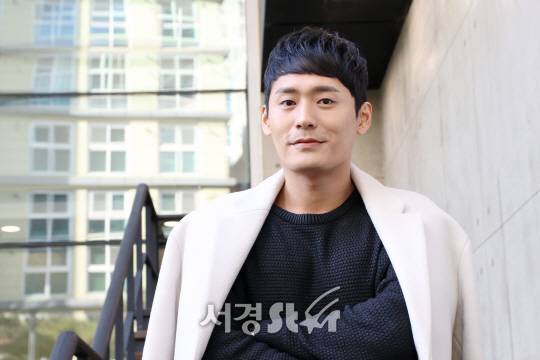 배우 최대훈이 인터뷰 전 포즈를 취하고 있다. /사진=오훈 기자