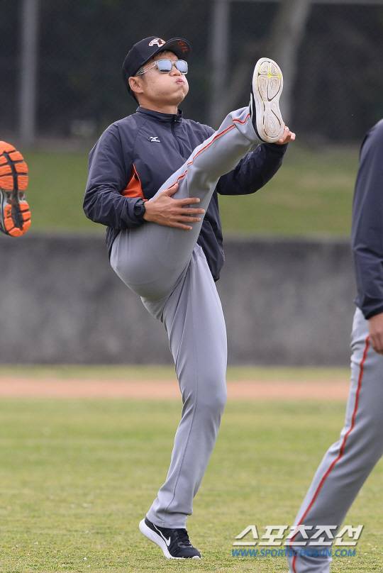 ◇훈련전 동료들과 함께 몸을 풀고 있는 박정진. 오키나와(일본)=송정헌 기자 songs@sportschosun.com/2017.02.06