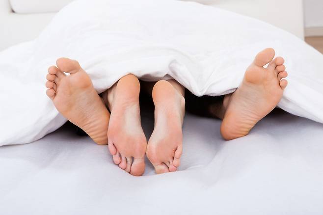 이사하고 얼마 되지 않은, 늦봄의 달큰함에 흠뻑 취해 처음 애인의 손을 잡고 집으로 들어섰다. 내 손길이 오롯이 묻어 있는 나의 공간에서 마주 누워 있는 애인을 보니 행복했다. 그 안온함이 깨지는 데 오랜 시간이 걸리지 않았다. 게티이미지뱅크