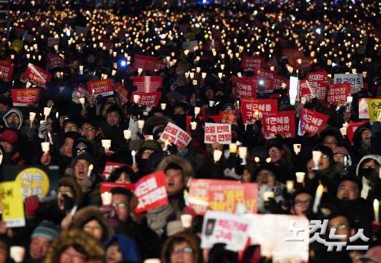 11일 오후 서울 광화문광장에서 열린 박근혜 대통령 퇴진을 위한 15차 범국민대회에 참가한 시민들이 박 대통령의 탄핵과 특검 연장을 촉구하고 있다. (사진=이한형 기자)