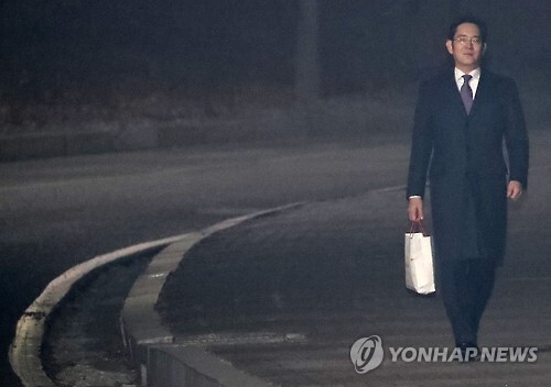 이재용 부회장이 지난달 19일 구속영장 기각 직후 서울구치소를 걸어나오고 있다.