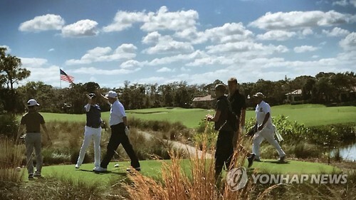 도널드 트럼프 미국 대통령이 트위터에 올린 지난 2월 아베 신조 일본 총리와의 골프 라운딩 장면[연합뉴스 자료사진]