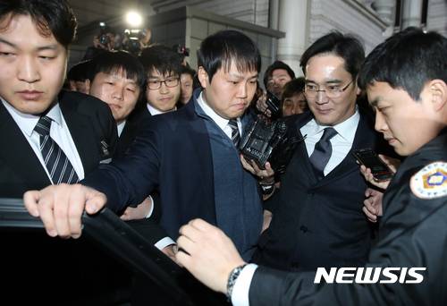 【서울=뉴시스】조성봉 기자 = 430억원대 뇌물공여 등 혐의로 구속영장이 청구된 이재용 삼성전자 부회장이 16일 오후 서울 서초구 서울중앙지방법원에 영장실질심사를 마치고 굳은 표정으로 구치소로 향하고 있다. 2017.02.16. photo@newsis.com