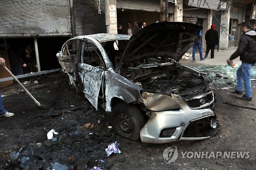 시리아 홈스 지역에서 이달 10일(현지시간) 정부군의 로켓 공격으로 자동차와 건물이 크게 부서졌다. [EPA=연합뉴스]