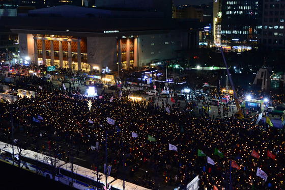 18일 오후 서울 광화문광장에서 열린 제16차 촛불집회에 참석한 시민들이 촛불을 들고 박근혜 대통령 탄핵 촉구와 특검 연장을 촉구하고 있다. /사진=뉴스1