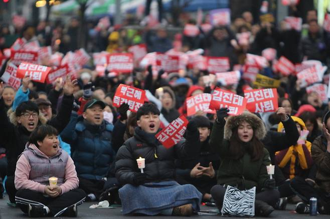 19일 열린 촛불집회에 참석한 시민들이 박근혜 퇴진과 김진태 사퇴 등을 외치고 있다.