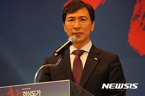 【김해=뉴시스】김상우 기자 = 안희정 지사는 19일 오후 3시 경남 김해체육관에서 '들어보자, 하나되는 대한민국' 토크콘서트를 개최했다. 안 지사는 대통령 임기말 배신당했다는 말을 듣지 않는 대통령이 되겠다고 말했다. 2017.02.19 woo@newsis.com