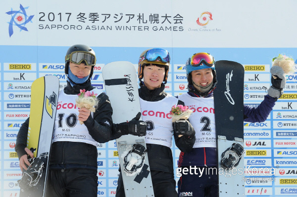이상호(가운데)가 19일 일본 삿포로 데이네 스키 경기장에서 열린 2017 삿포로 동계아시안게임 스노보드 남자 대회전에서 한국에 동계아시안게임 사상 첫 스노보드 금메달을 따낸 후 기념촬영을 하고 있다. 사진|게티이미지/이매진스