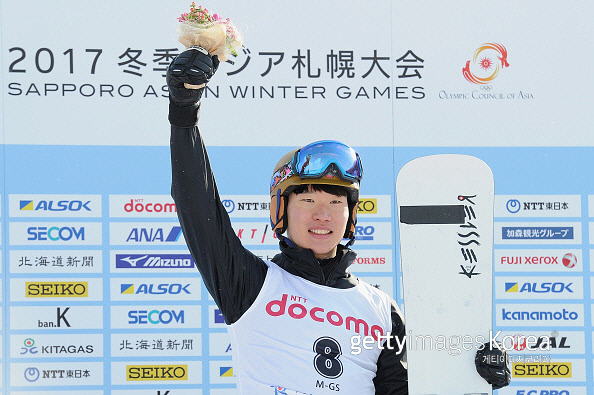 이상호가 19일 일본 삿포로 데이네 스키 경기장에서 열린 2017 삿포로 동계아시안게임 남자 스노보드 대회전에서 금메달을 획득한 뒤 한 손을 번쩍들어 환호하고 있다. 사진|게티이미지/이매진스