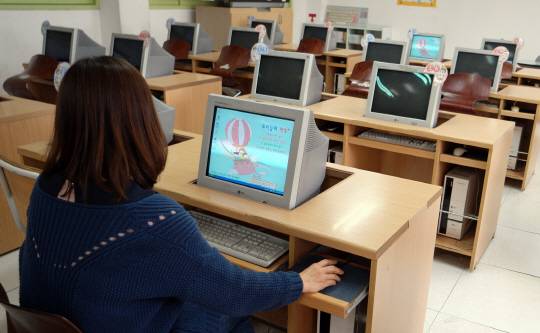 경기도 내 한 학교의 컴퓨터 실습실에는 노후화된 컴퓨터가 교육용으로 사용되고 있다. 2015년 12월 말 기준 경기도 내 각급학교가 보유한 교육용 컴퓨터 10만9,535대 가운데 2006∼2010년 구입분의 46.6%인 5만1,070대로 집계됐다. /연합뉴스