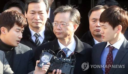 (서울=연합뉴스) 한상균 기자 = 우병우 전 청와대 민정수석비서관이 21일 오후 영장실질심사를 마치고 서울중앙지법을 나서고 있다. 2017.2.21 xyz@yna.co.k