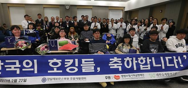 희귀 난치병환자들의 특별한 졸업식이 22일 오후 서울 강남세브란스병원에서 열려 행사에 참석한 부모와 의사들이 박수를 치며 기념사진을 찍고 있다. 김경호 선임기자 jijae@hani.co.kr